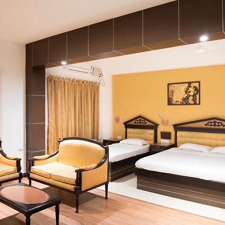 Hotel The Vyshakh à Guruvāyūr Extérieur photo