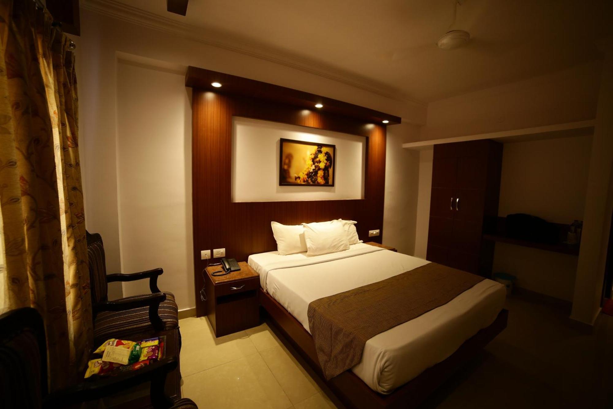 Hotel The Vyshakh à Guruvāyūr Extérieur photo