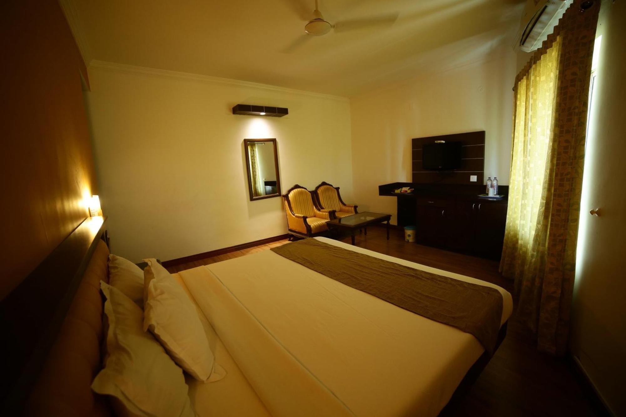 Hotel The Vyshakh à Guruvāyūr Extérieur photo