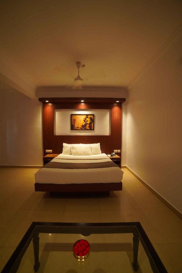 Hotel The Vyshakh à Guruvāyūr Extérieur photo