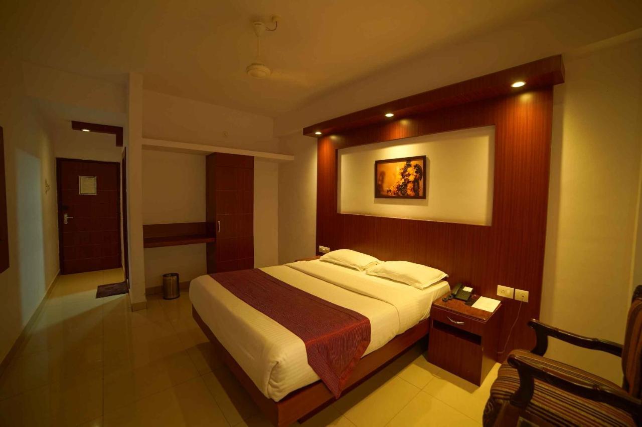 Hotel The Vyshakh à Guruvāyūr Extérieur photo