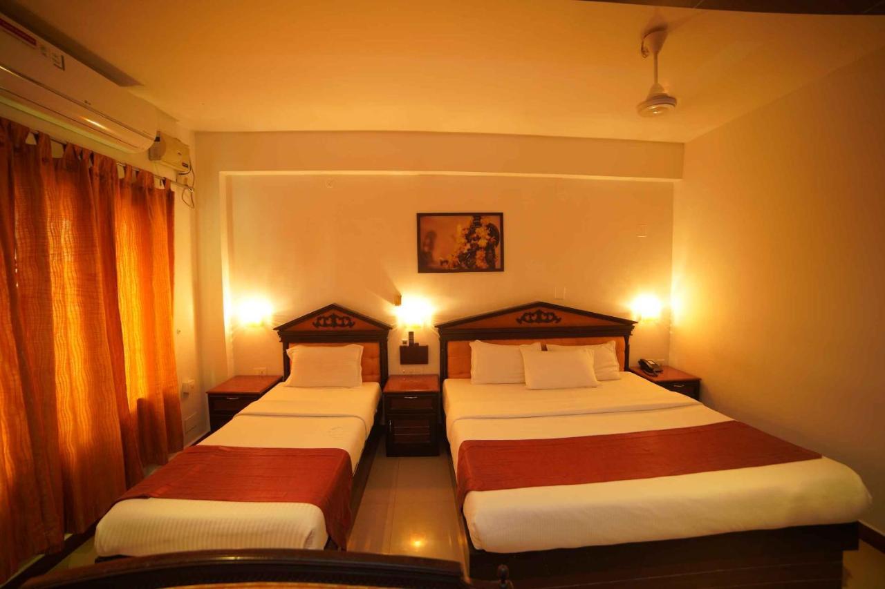 Hotel The Vyshakh à Guruvāyūr Extérieur photo