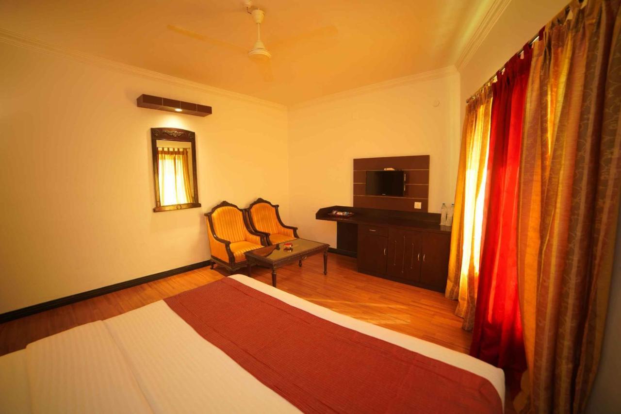Hotel The Vyshakh à Guruvāyūr Extérieur photo