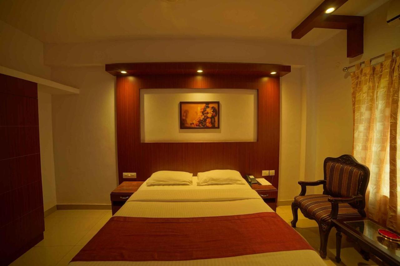Hotel The Vyshakh à Guruvāyūr Extérieur photo