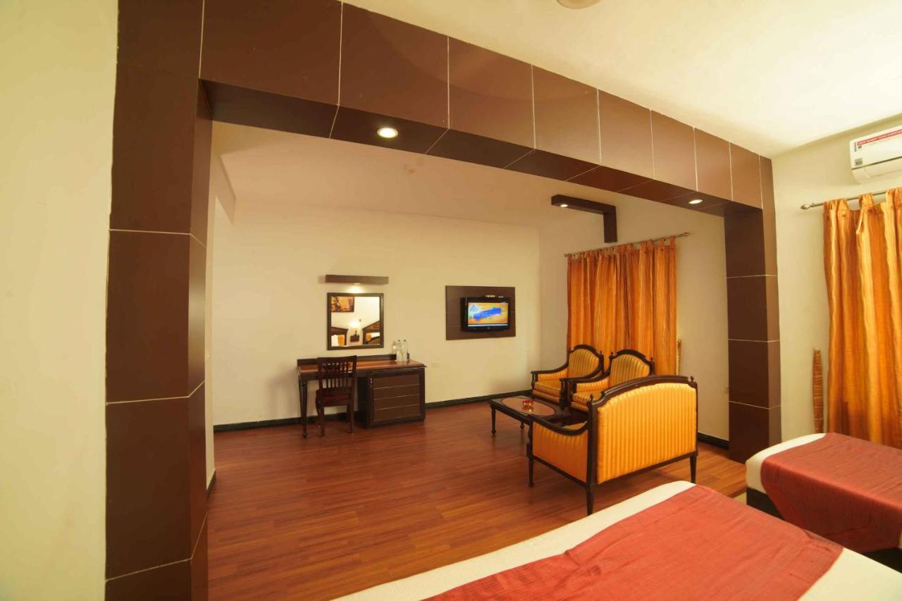 Hotel The Vyshakh à Guruvāyūr Extérieur photo