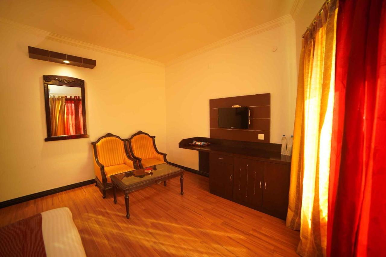 Hotel The Vyshakh à Guruvāyūr Extérieur photo
