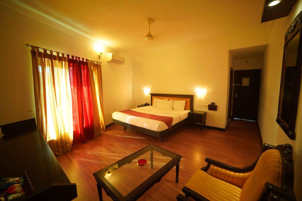 Hotel The Vyshakh à Guruvāyūr Extérieur photo