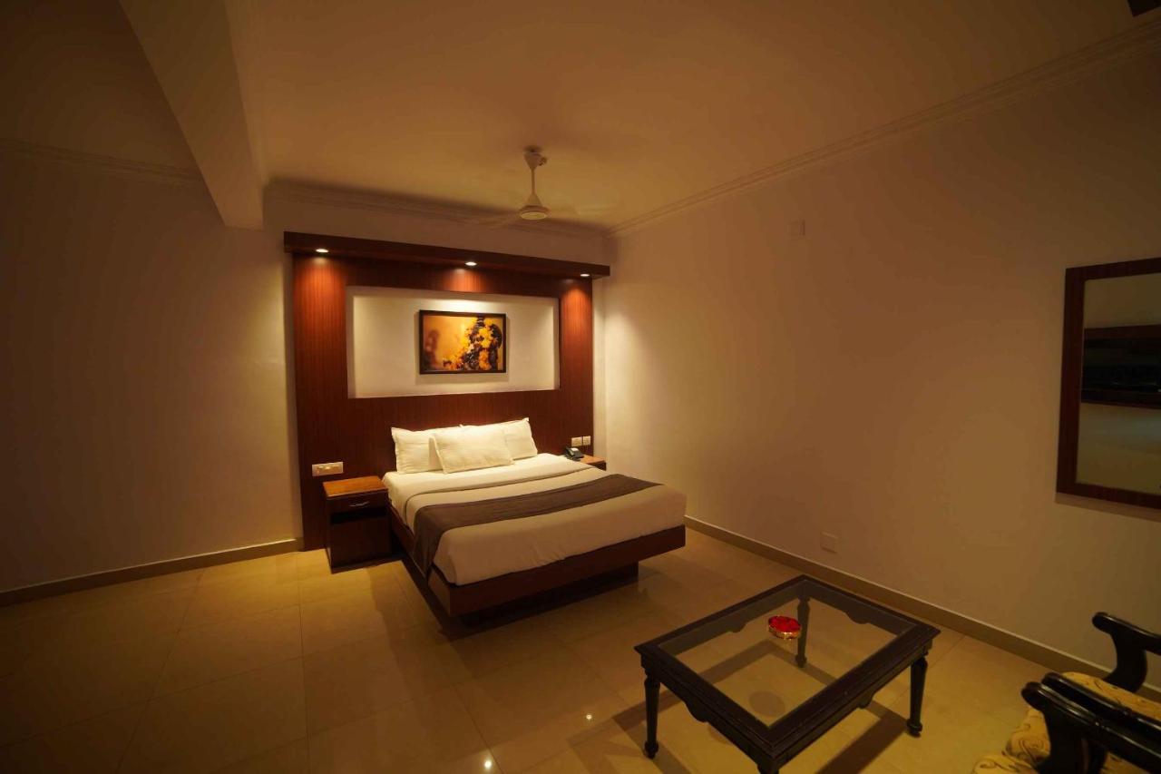 Hotel The Vyshakh à Guruvāyūr Extérieur photo
