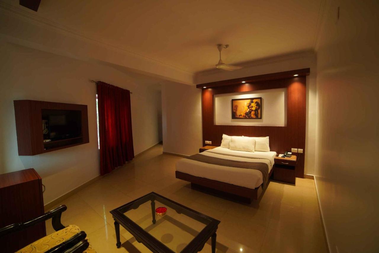 Hotel The Vyshakh à Guruvāyūr Extérieur photo