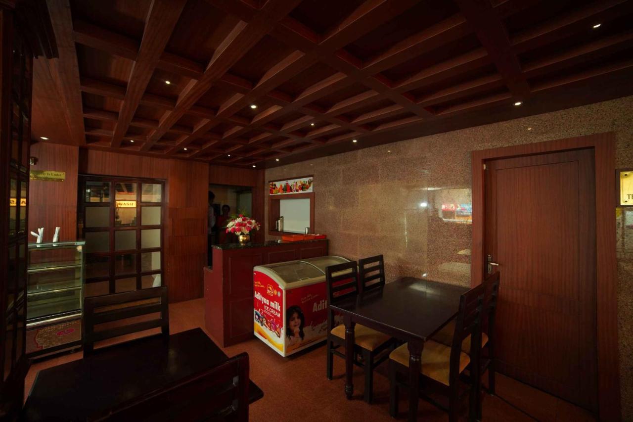 Hotel The Vyshakh à Guruvāyūr Extérieur photo