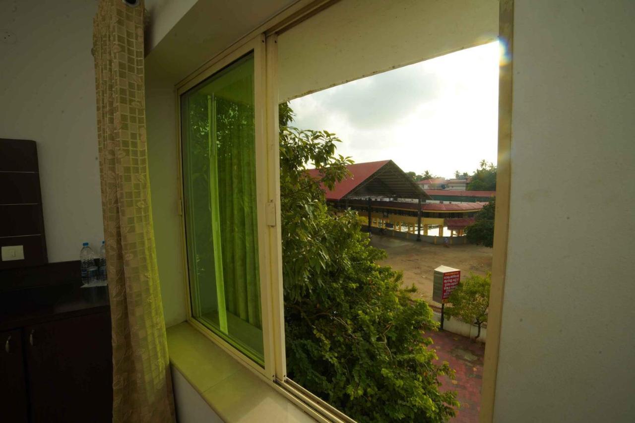 Hotel The Vyshakh à Guruvāyūr Extérieur photo