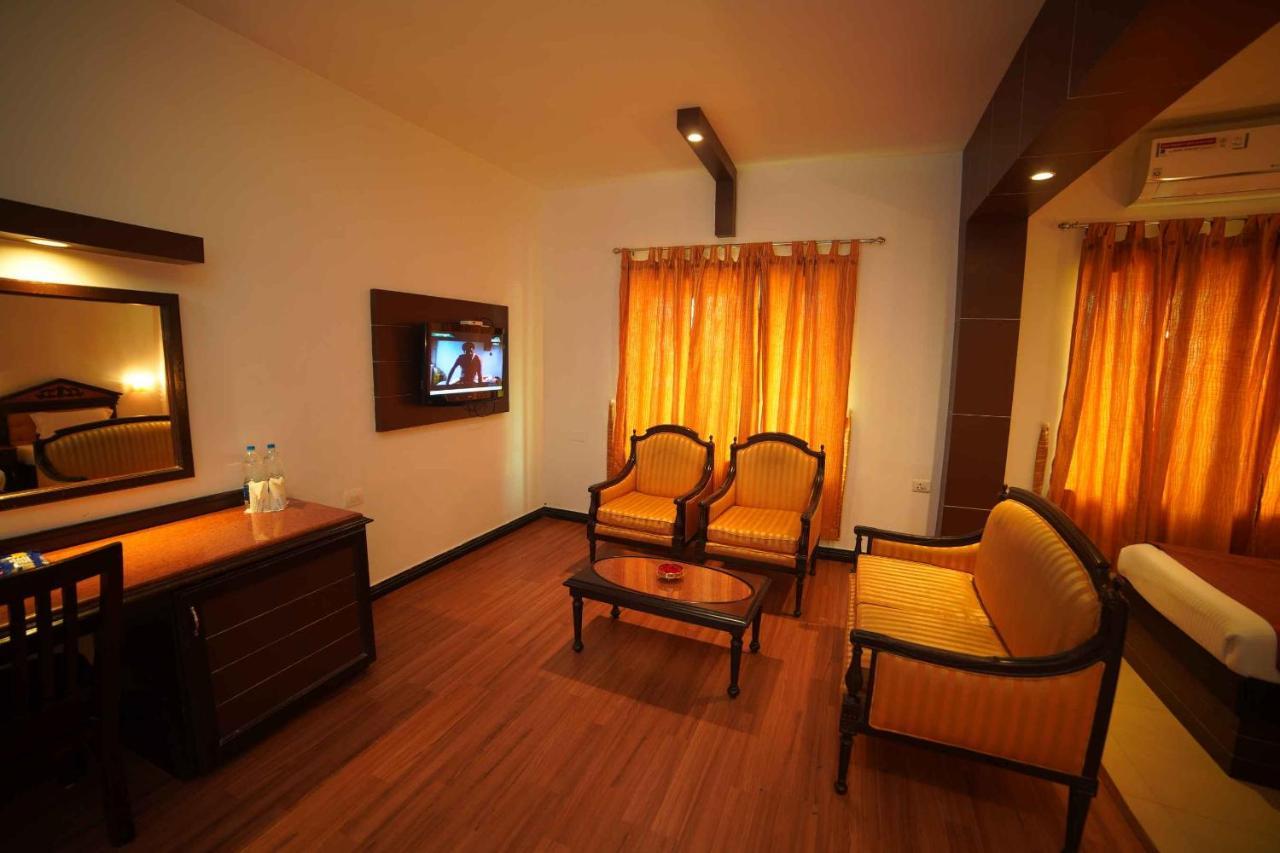 Hotel The Vyshakh à Guruvāyūr Extérieur photo