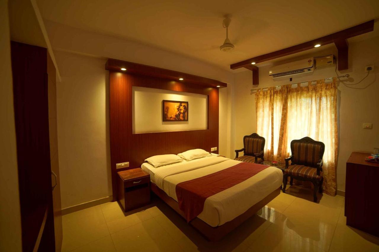 Hotel The Vyshakh à Guruvāyūr Extérieur photo