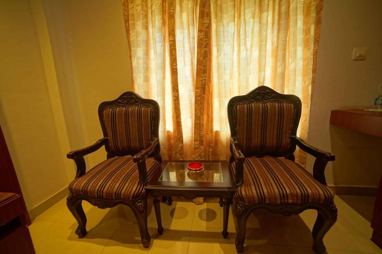 Hotel The Vyshakh à Guruvāyūr Extérieur photo