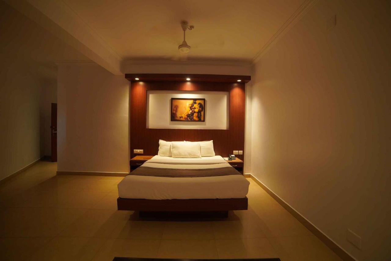 Hotel The Vyshakh à Guruvāyūr Extérieur photo
