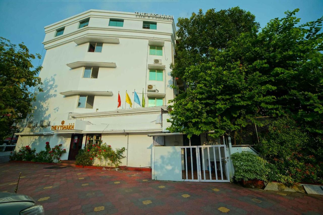 Hotel The Vyshakh à Guruvāyūr Extérieur photo