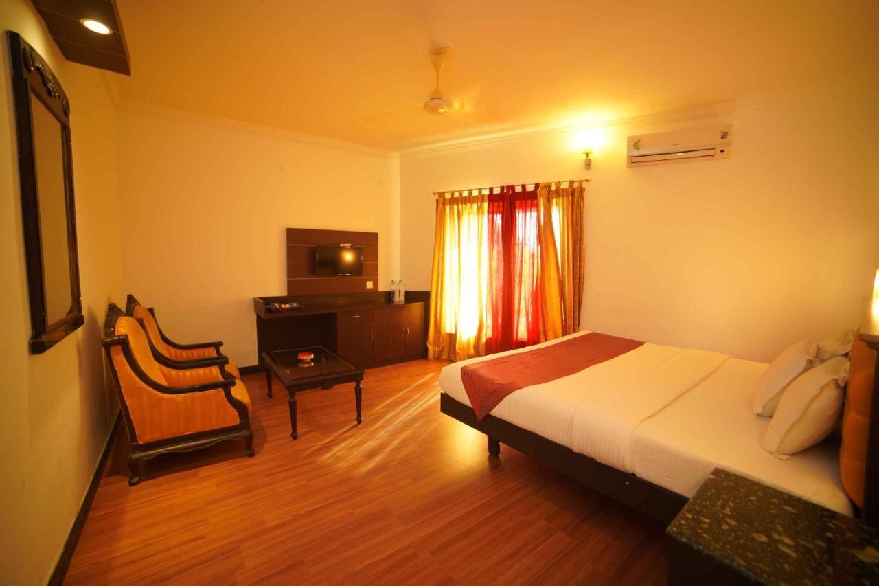 Hotel The Vyshakh à Guruvāyūr Extérieur photo