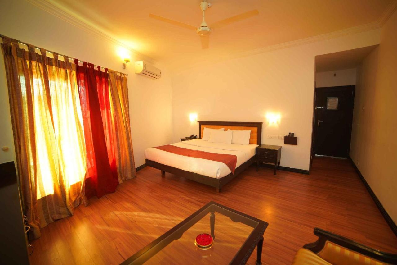 Hotel The Vyshakh à Guruvāyūr Extérieur photo