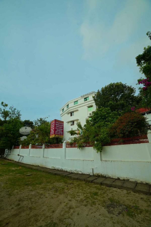 Hotel The Vyshakh à Guruvāyūr Extérieur photo