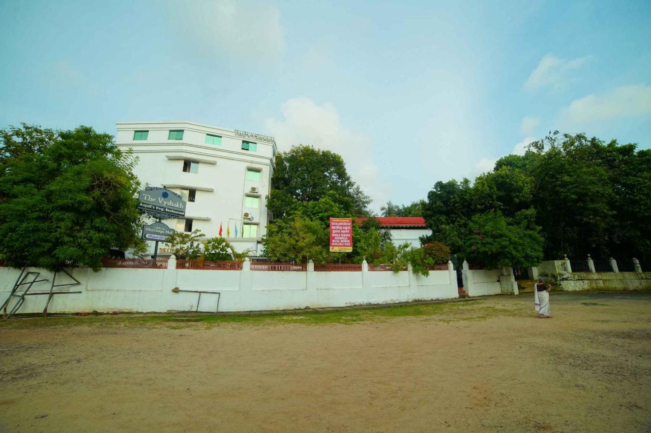 Hotel The Vyshakh à Guruvāyūr Extérieur photo