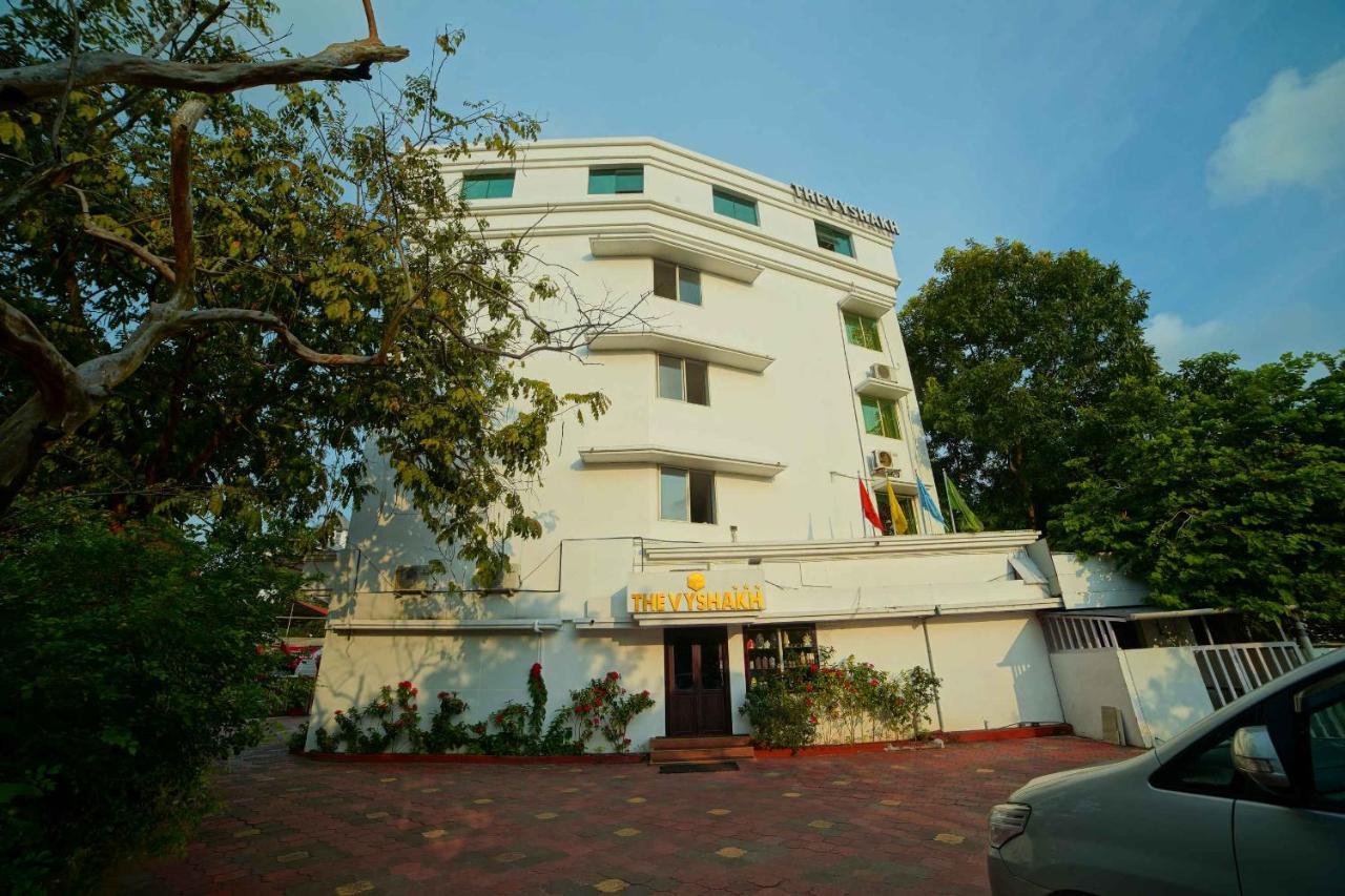 Hotel The Vyshakh à Guruvāyūr Extérieur photo